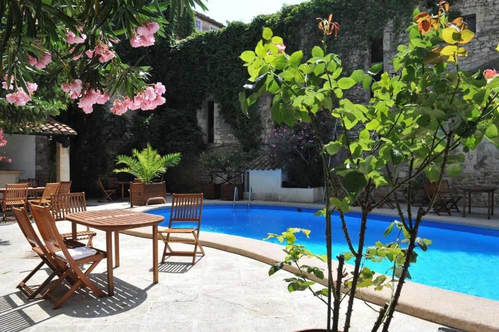 Bazén v ubytování Hotel Du Forum nebo v jeho okolí