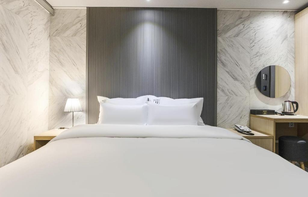 Postel nebo postele na pokoji v ubytování JJ Hotel