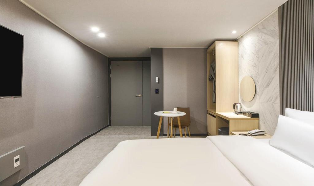 Postel nebo postele na pokoji v ubytování JJ Hotel