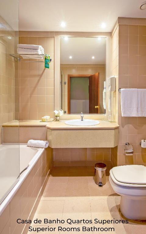 Uma casa de banho em Santarem Hotel
