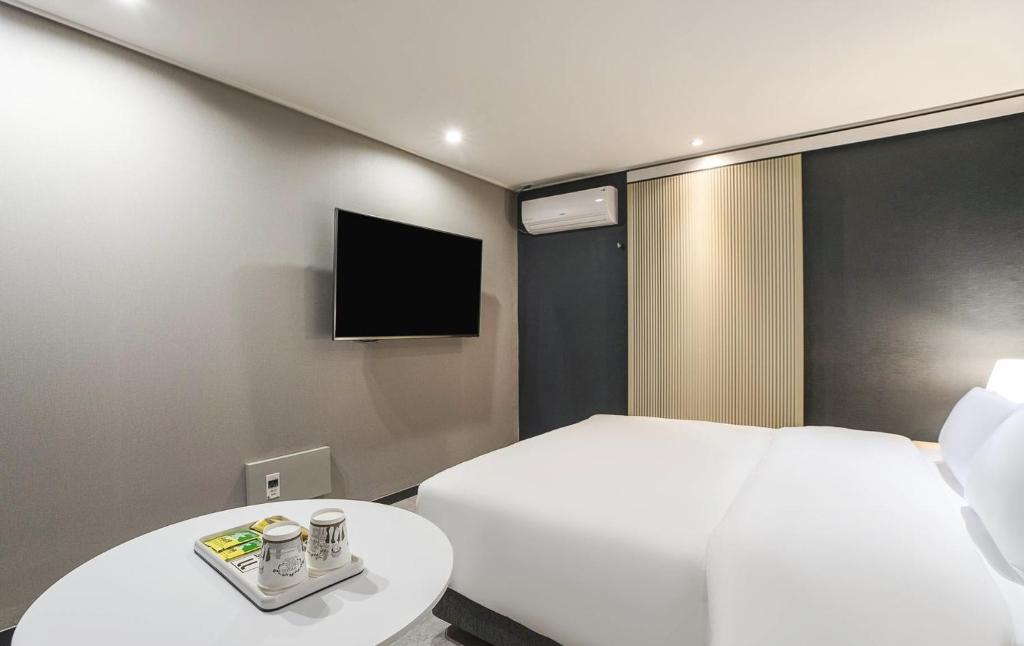 TV a/nebo společenská místnost v ubytování JJ Hotel