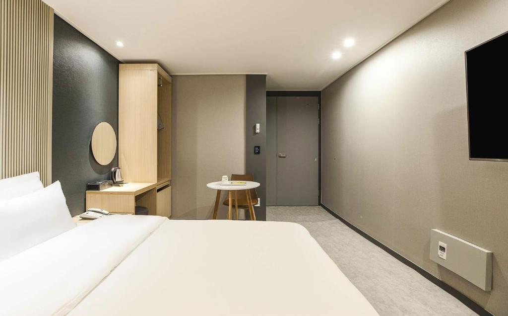 Postel nebo postele na pokoji v ubytování JJ Hotel