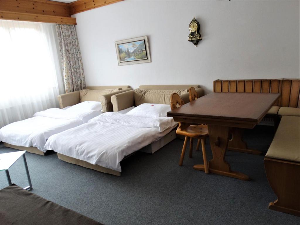 Postel nebo postele na pokoji v ubytování Hotel Bündnerhof
