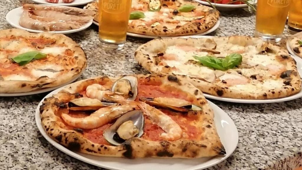 - un groupe de pizzas sur une table dans l'établissement Hotel Novarello Resort & Spa, à Granozzo con Monticello