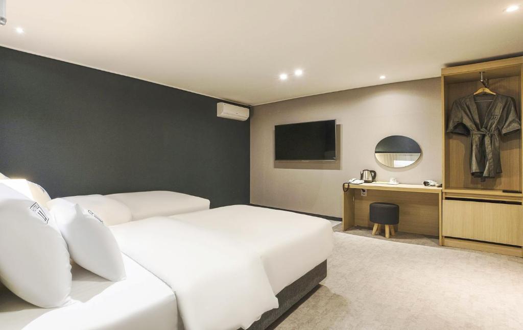 TV a/nebo společenská místnost v ubytování JJ Hotel