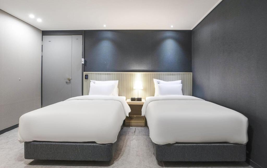 Postel nebo postele na pokoji v ubytování JJ Hotel
