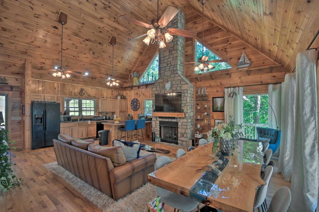 una cucina e un soggiorno con soffitto in legno di Lovely Lake Hartwell Retreat Dock, Deck and Grill! a Fair Play