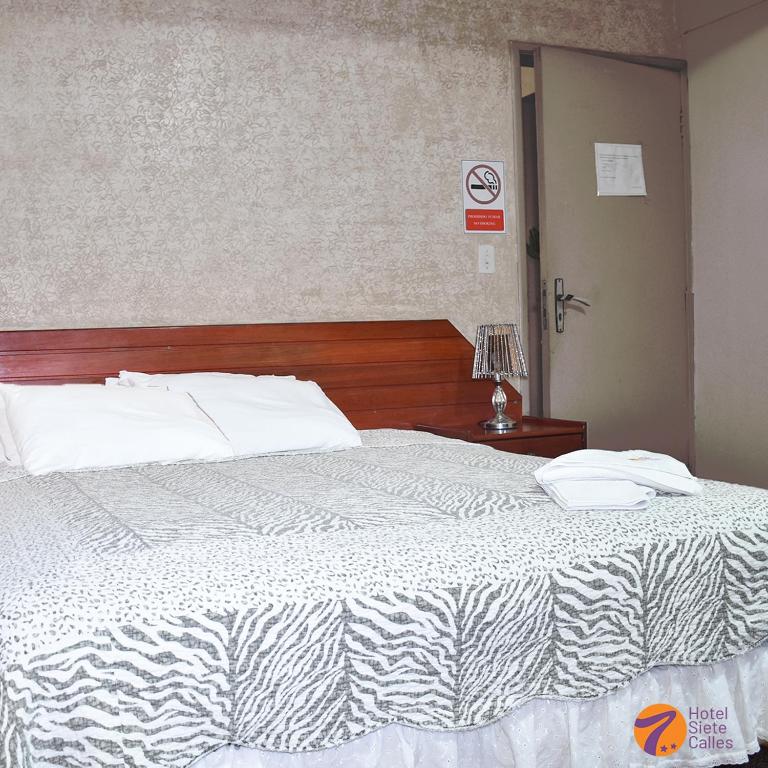 Кровать или кровати в номере Hotel 7 Calles