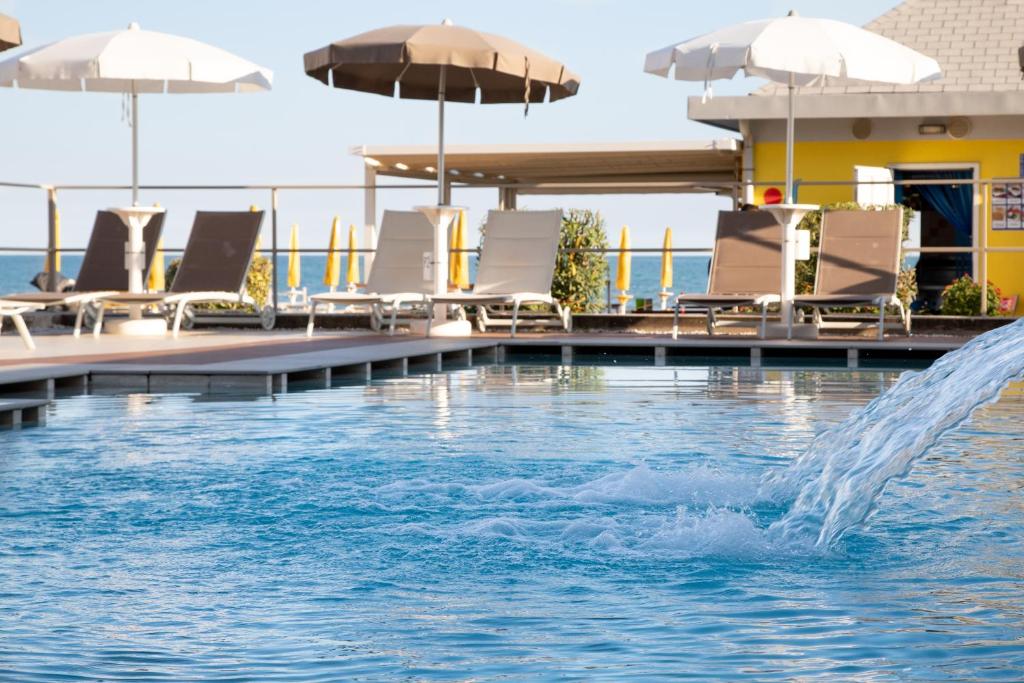 Bazén v ubytování Hotel Conchiglia nebo v jeho okolí