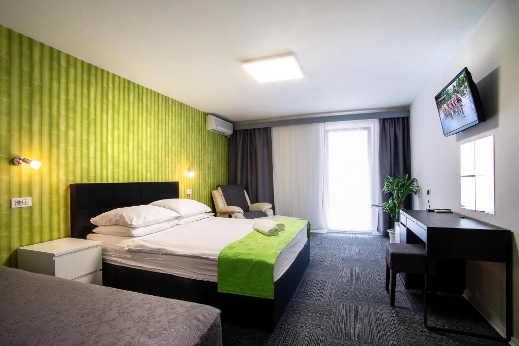 una habitación de hotel con una cama y un escritorio en Hotel Bio, en Koper