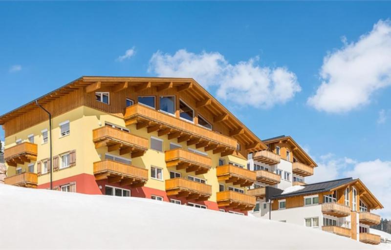 Fewo-Obertauern-Freja في اوبرتاورن: مبنى على قمة تل مغطى بالثلج