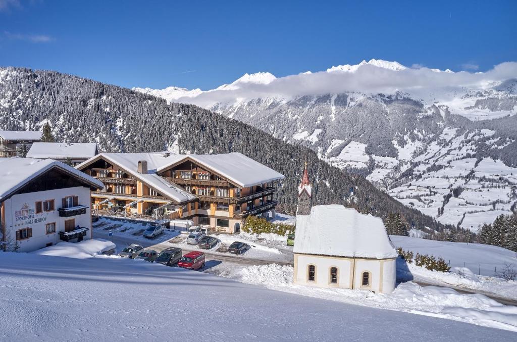 een skihut in de bergen met sneeuw op de grond bij Sporthotel Kalcherhof in Racines