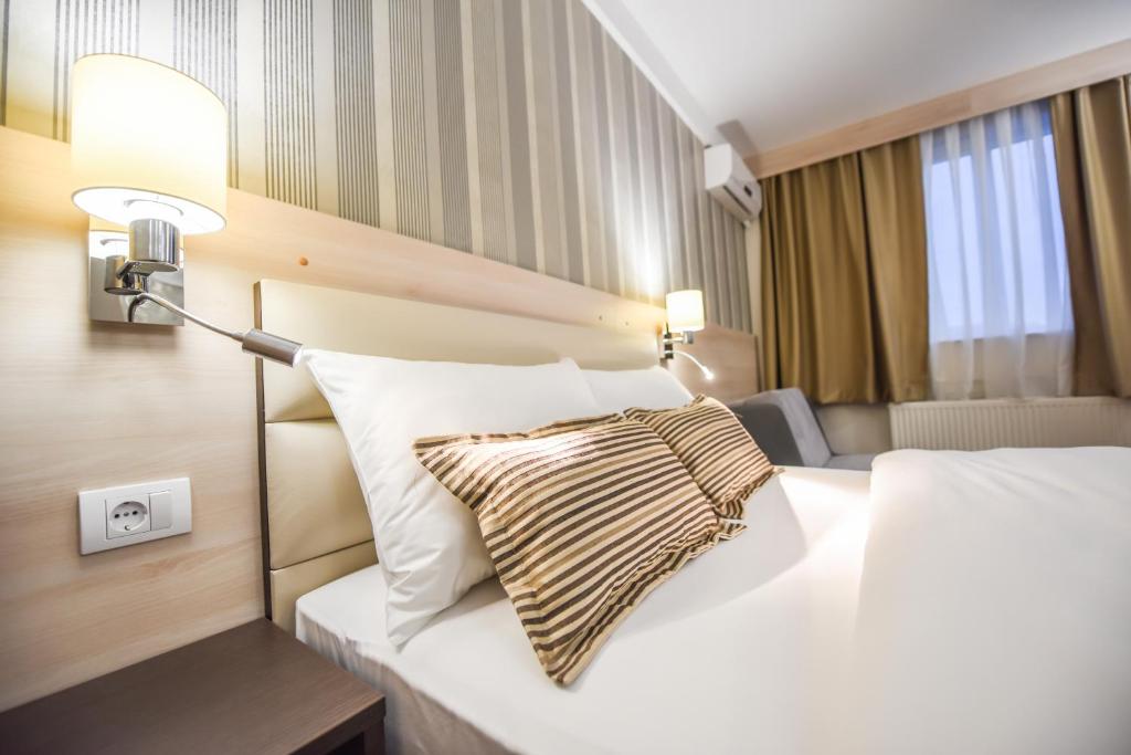 Postel nebo postele na pokoji v ubytování Hotel Požega