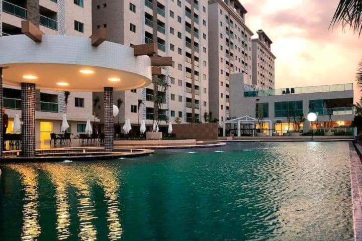 uma grande piscina de água em frente a um edifício em Salinas Park Resort em Salinópolis