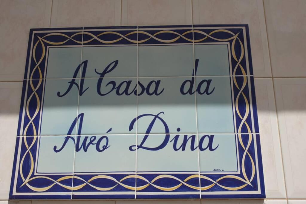 um sinal num edifício que lê um takeana um ziro dino em A Casa da Avo Dina em Fuzeta