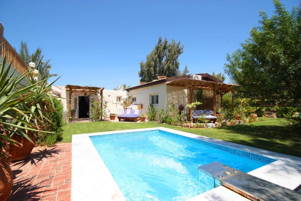 una piscina nel cortile di una casa di Octopus Apartment - Lagoon Villa a Dahab