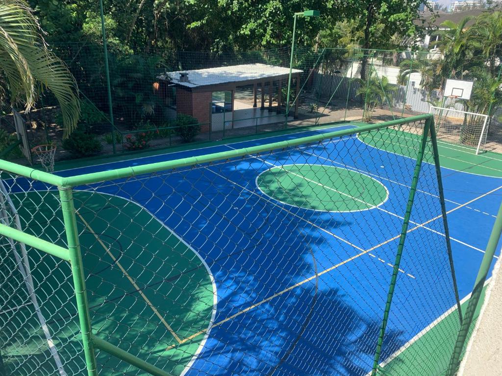  Flat com 65 metros; sala; duas suítes; cozinha Recém-reformado