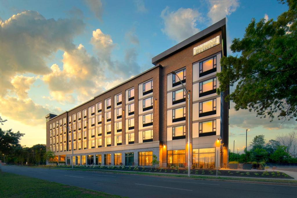 ein großes Gebäude auf einer Straße mit Sonnenuntergang in der Unterkunft Holiday Inn Express - Boston Logan Airport - Revere, an IHG Hotel in Revere