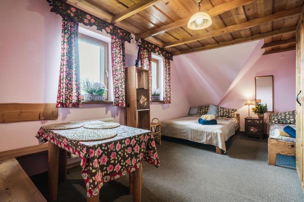 Posteľ alebo postele v izbe v ubytovaní Nasza Chata - Pokoje i Apartamenty