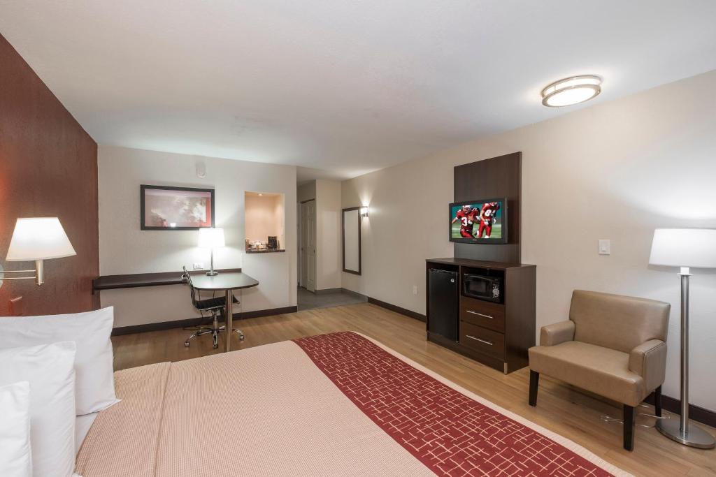 Postel nebo postele na pokoji v ubytování Red Roof Inn PLUS+ Poughkeepsie