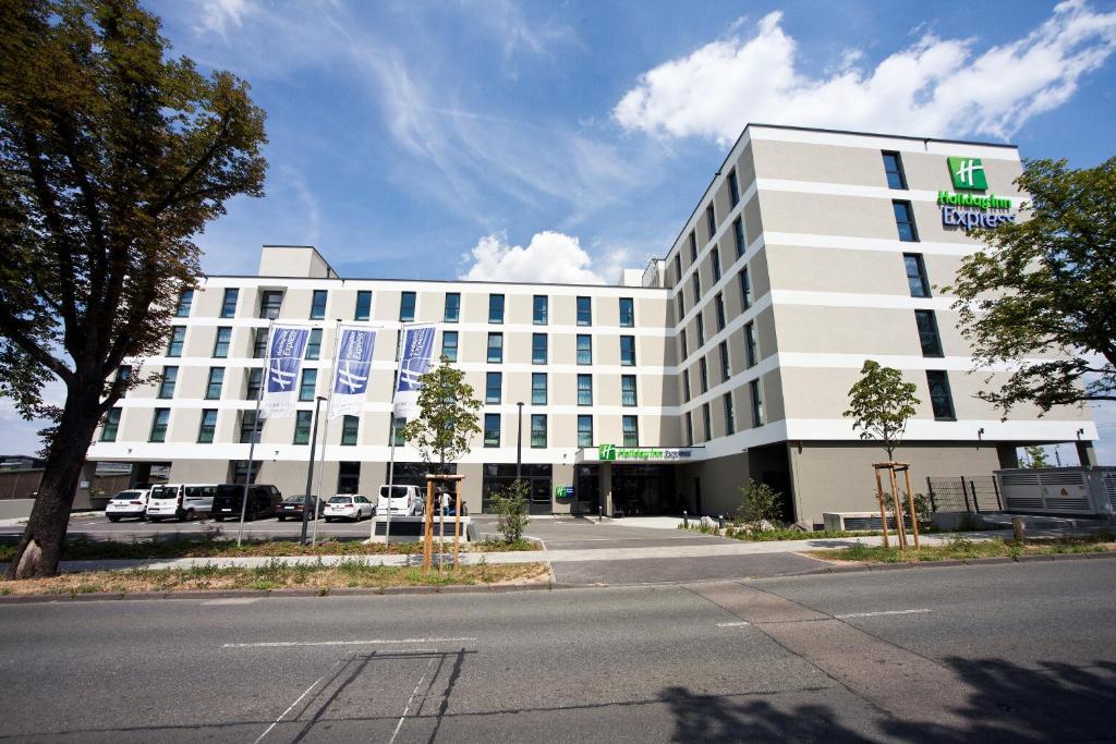 un gran edificio blanco con un cartel. en Holiday Inn Express - Darmstadt, an IHG Hotel en Darmstadt