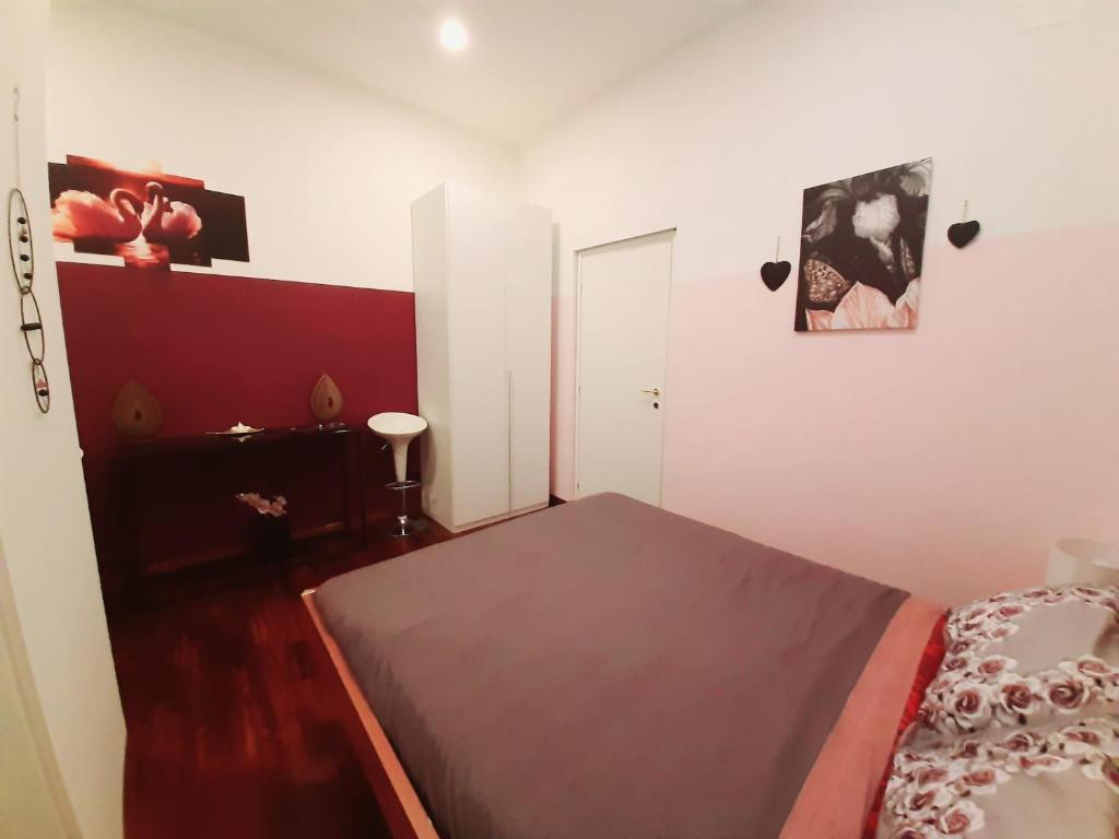 een slaapkamer met een bed en een witte muur bij Sul Corso in Avezzano