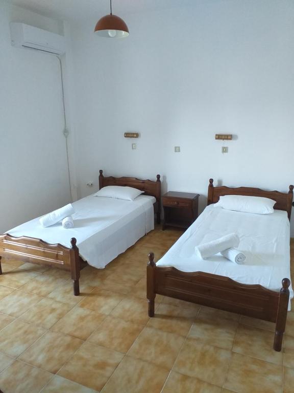 Un pat sau paturi într-o cameră la SAM'S ROOMS