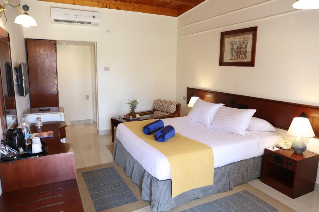 Кровать или кровати в номере Nuweiba Club Resort