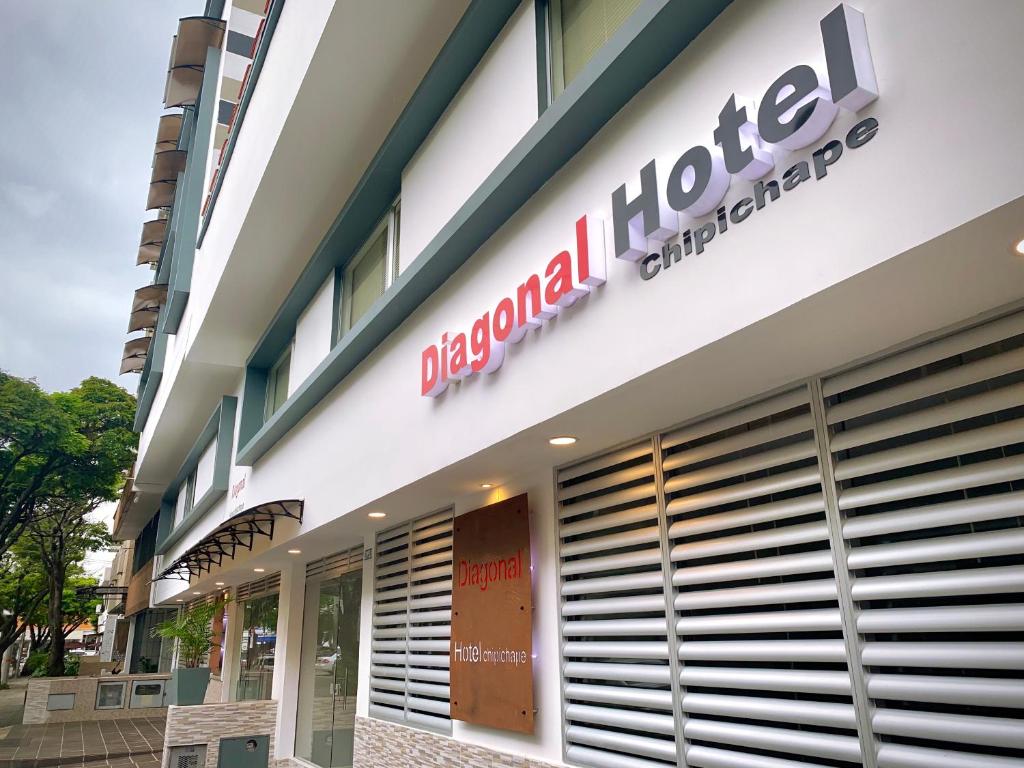 un edificio de hospital con una señal en el costado. en Diagonal Hotel Chipichape, en Cali