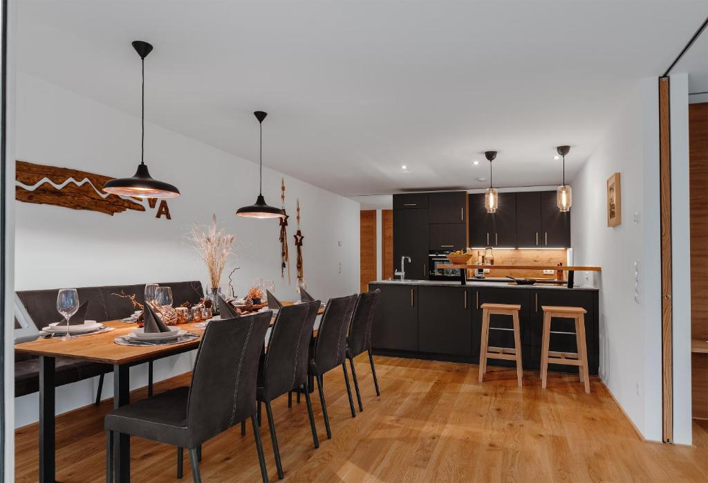 Kuchyň nebo kuchyňský kout v ubytování Verwall Apartment Arlberg - mit Sauna, Balkon und Skiraum