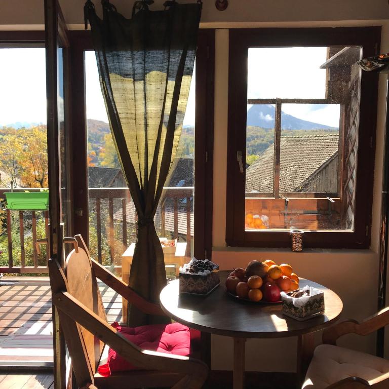 Castle View Menthon - Three-Bedroom House