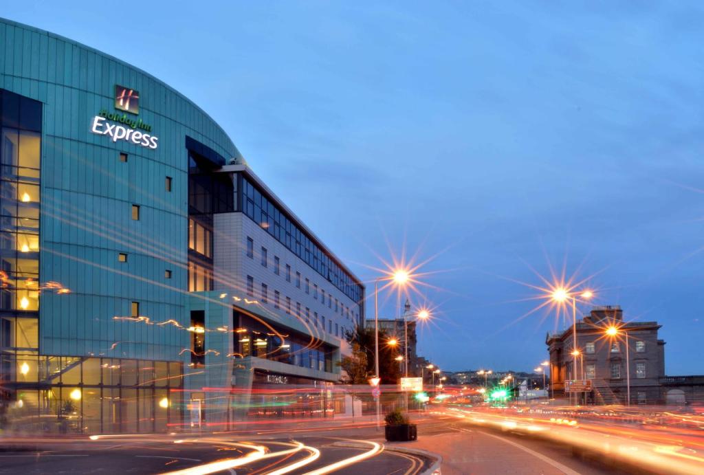 um edifício numa rua da cidade à noite em Holiday Inn Express Dundee, an IHG Hotel em Dundee