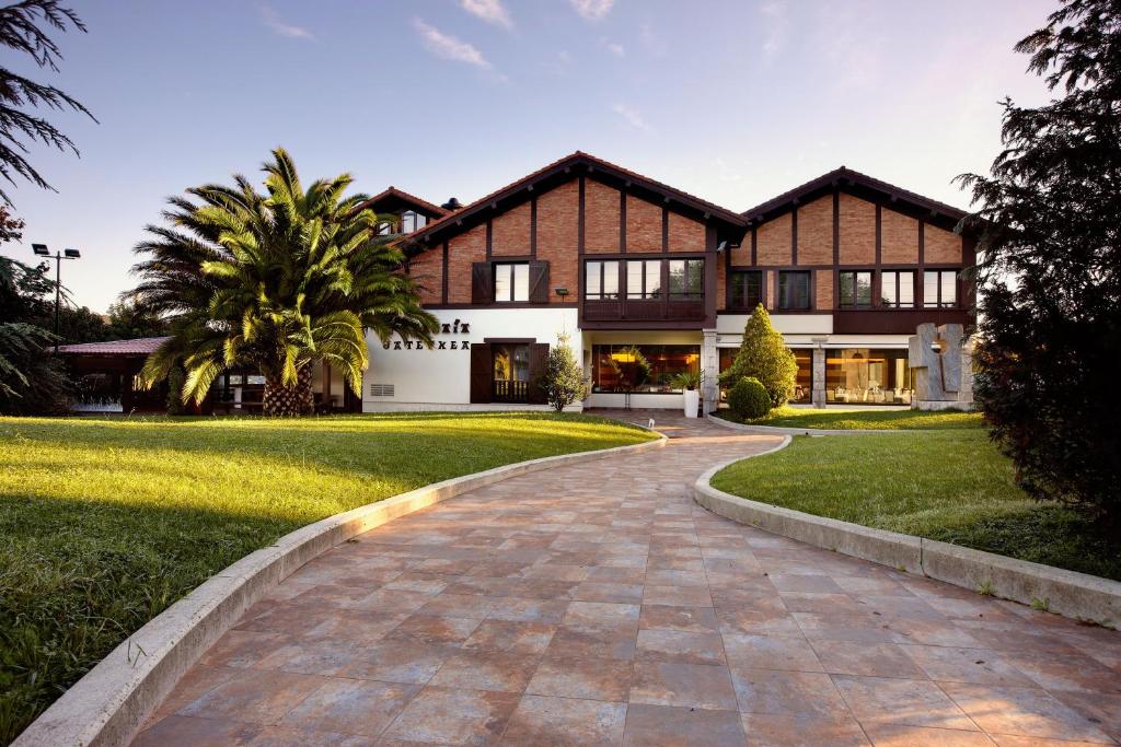 an exterior view of a house with a driveway at Atalaia in Irún