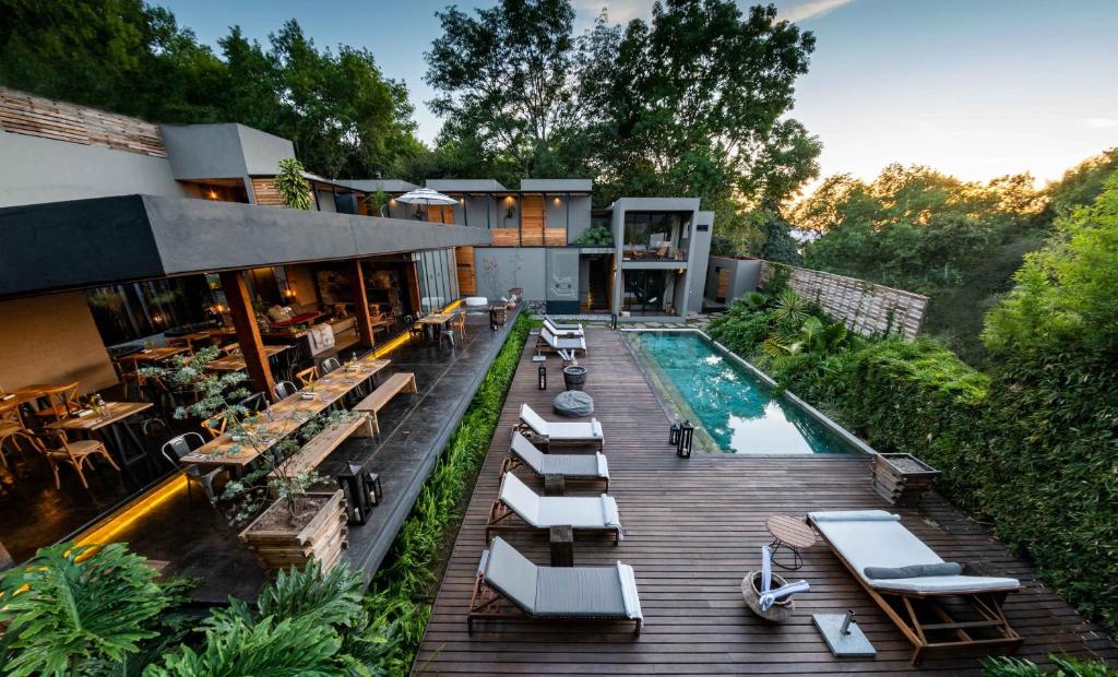 una vista aérea de una casa con piscina en Casa Chichipicas Hotel Boutique, en Valle de Bravo