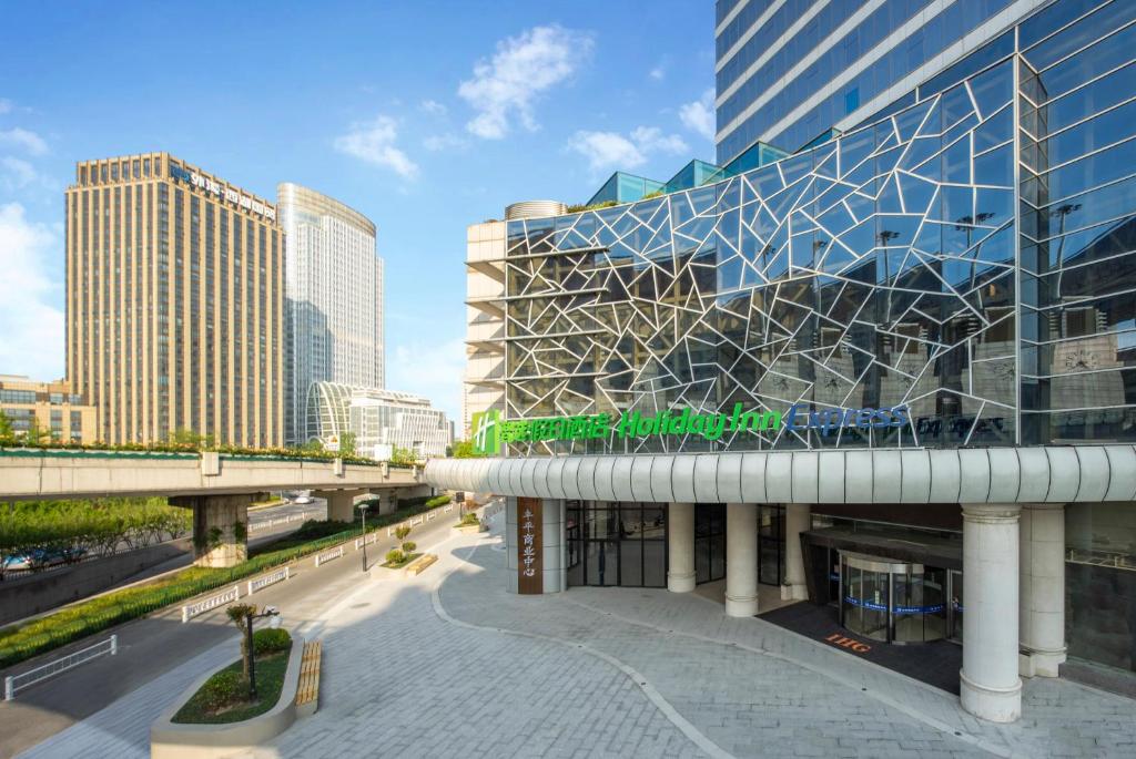 杭州市にあるHoliday Inn Express Hangzhou Westlake East by IHGの高層建築の街並み