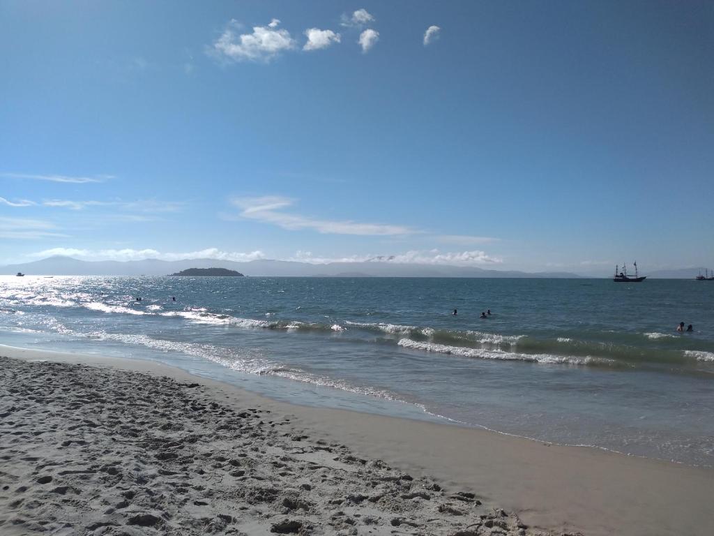  Apartamento de 2 quartos a 3 minutos a pé da praia de Cachoeira de Bom Jesu com águas calmas