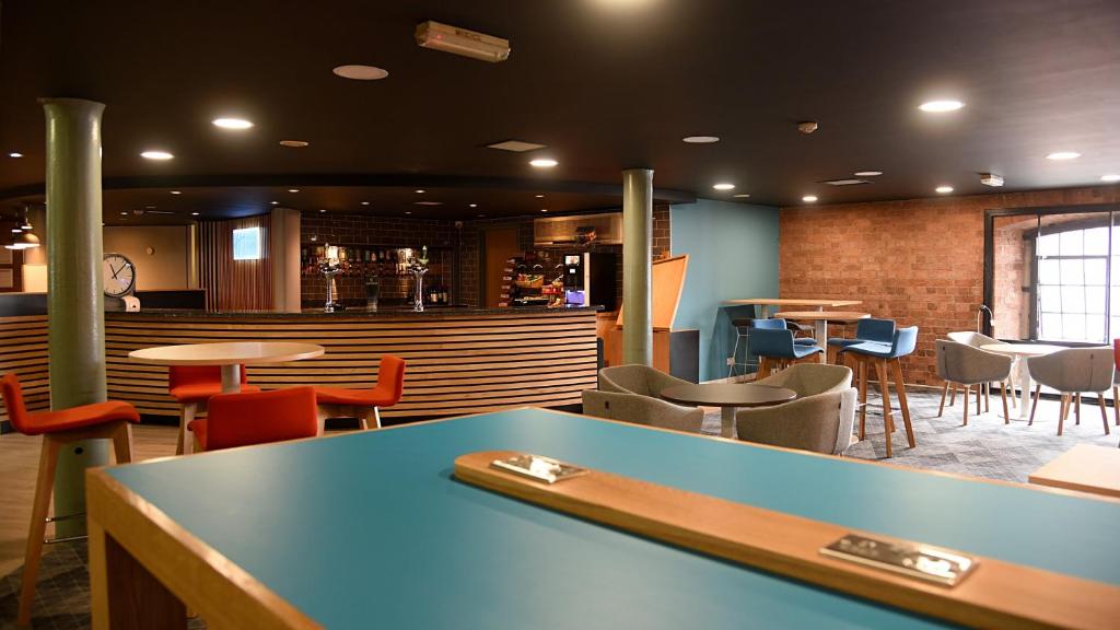 Restaurace v ubytování Holiday Inn Express Liverpool-Albert Dock by IHG