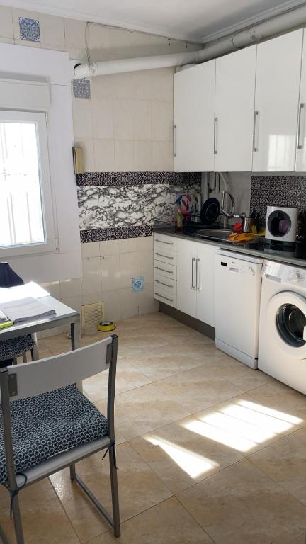 A kitchen or kitchenette at Casa Coqueta y confortable en Oviedo