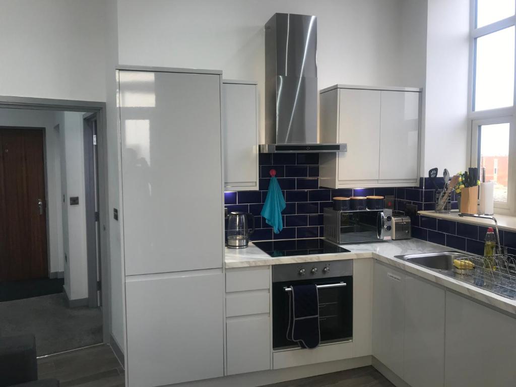 A kitchen or kitchenette at Executive Apartment Central Doncaster