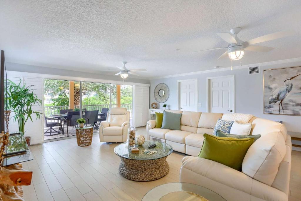 uma sala de estar com um sofá e uma mesa em 101 Casa de Playa em Clearwater Beach