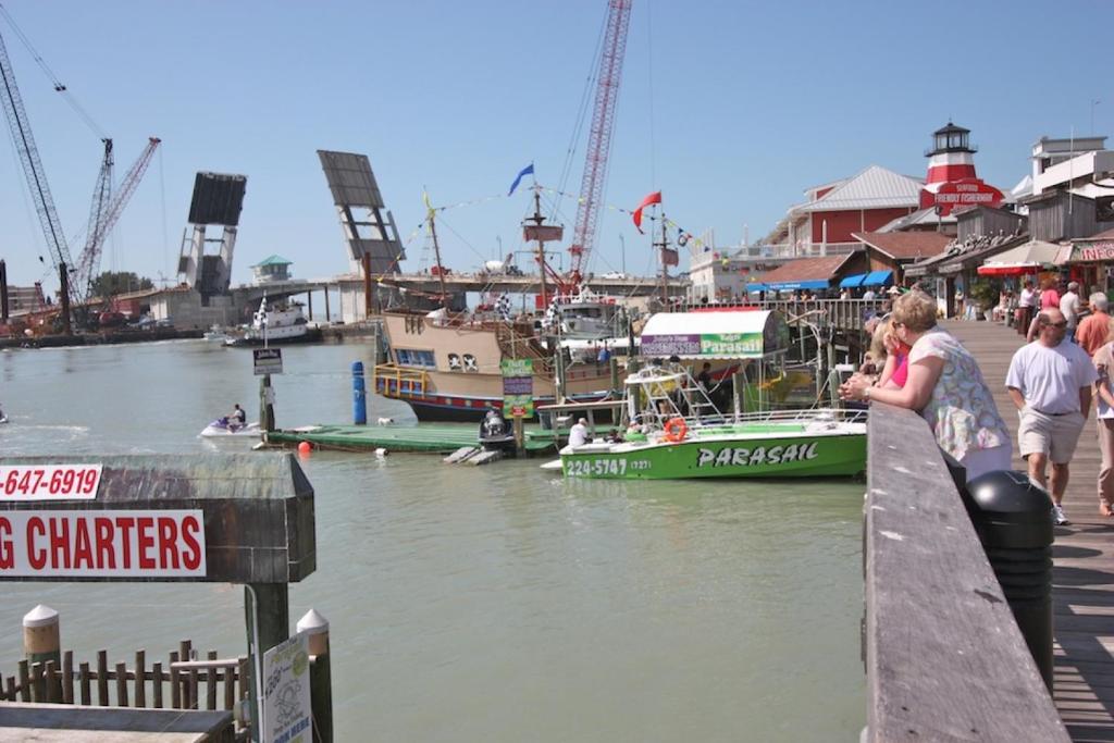 un gruppo di persone in piedi su un molo con barche in acqua di Cypress-n-Sun B-3 a Clearwater Beach