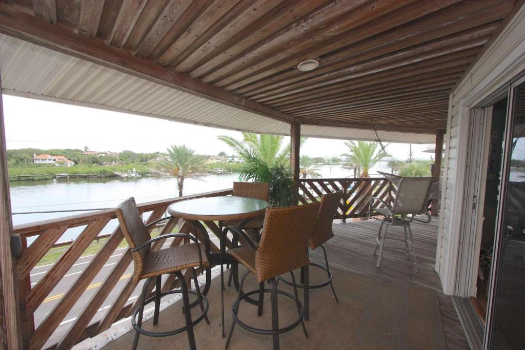 d'une terrasse avec une table et des chaises sur un balcon. dans l'établissement Cypress-n-Sun B-3, à Clearwater Beach