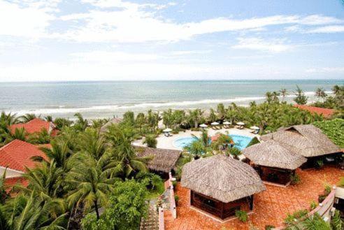 een luchtzicht op een resort met een zwembad en de oceaan bij Ocean Star Resort in Mũi Né