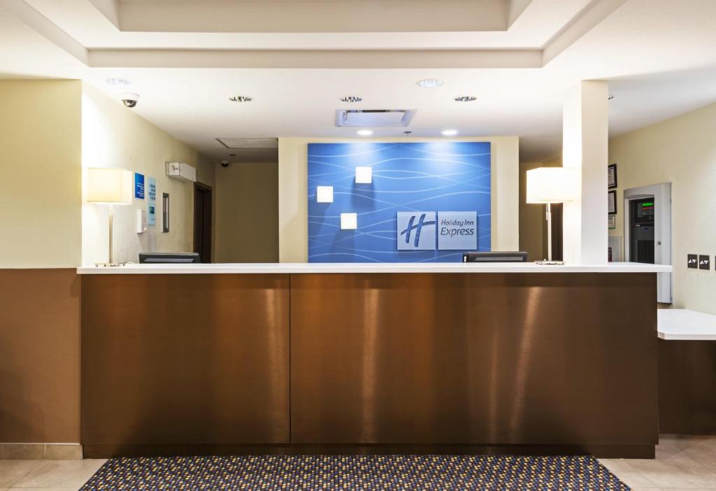 um lobby de um hospital com uma recepção em Holiday Inn Express Deer Lake, an IHG Hotel em Deer Lake