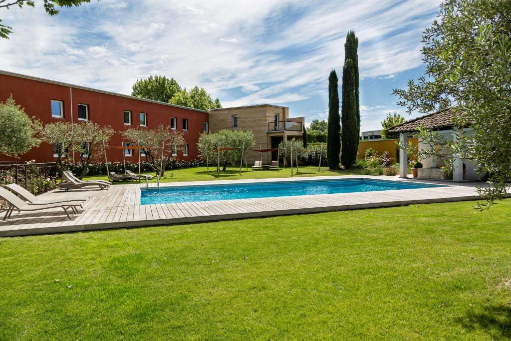 Bazén v ubytování Best Western Plus Le Lavarin nebo v jeho okolí