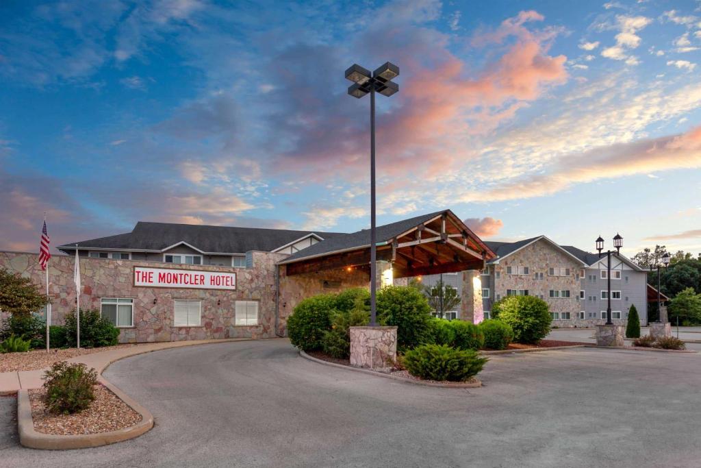 a building with a street light in front of a building at Montcler Hotel & Conference Center, Trademark by Wyndham in Sandwich