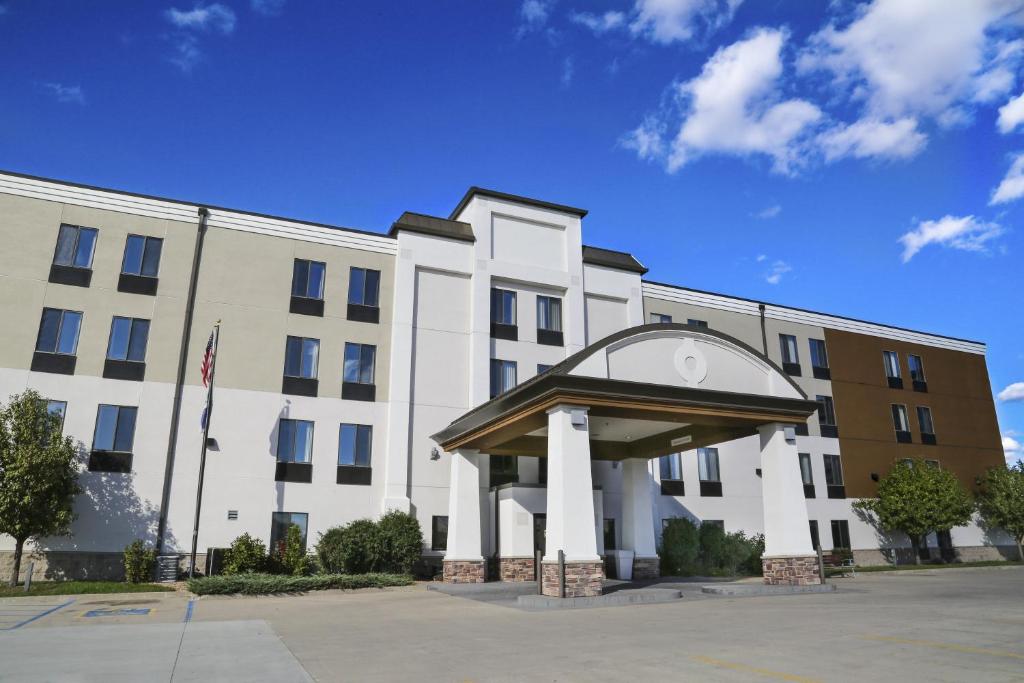 ein großes weißes Gebäude mit einem Bogen davor in der Unterkunft Holiday Inn Express Fargo - West Acres, an IHG Hotel in Fargo