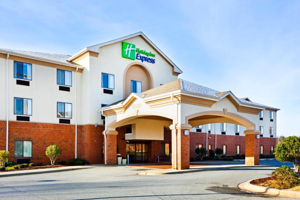 un hôtel avec un panneau à l'avant d'un bâtiment dans l'établissement Holiday Inn Express Forest City, an IHG Hotel, à Forest City