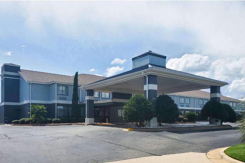 un gran edificio de oficinas con un gran techo de gambrel en Quality Inn Prattville I-65, en Prattville