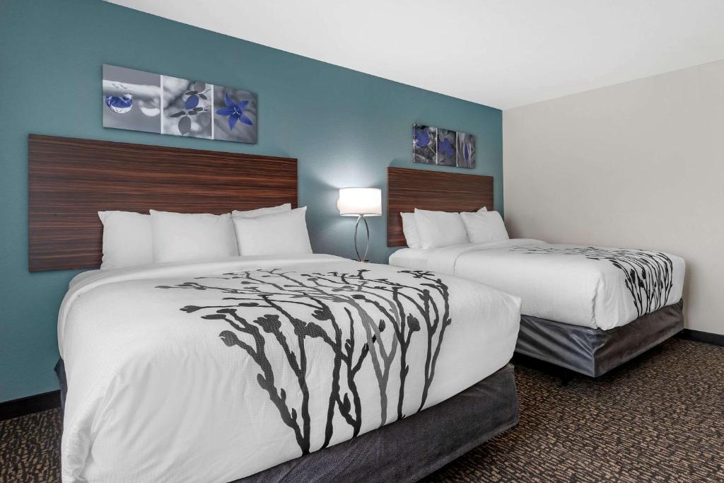 Postel nebo postele na pokoji v ubytování Sleep Inn Waukee-West Des Moines
